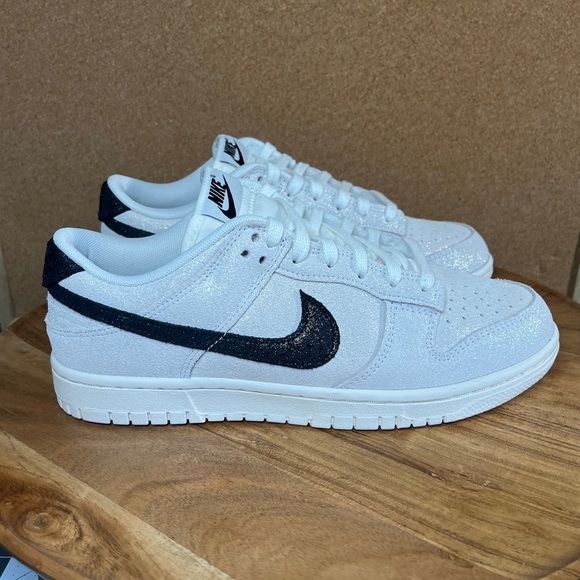 Nike
Dunk SE
Women’s
🌟🪩GLITTER🪩🌟
White/black/team red - Picture 4 of 11